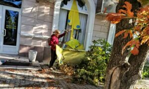 У Нікополі усувають наслідки буревію і обстрілів, з усіх сил намагаючись зробити затишним обстріляне місто (фото)