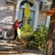 У Нікополі усувають наслідки буревію і обстрілів, з усіх сил намагаючись зробити затишним обстріляне місто (фото)