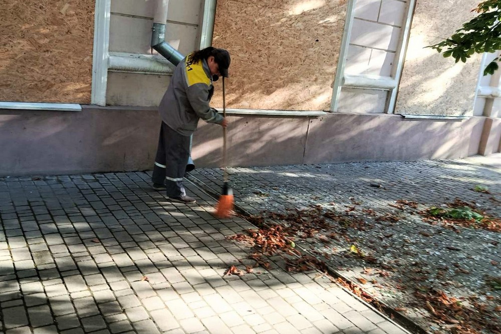 У Нікополі усувають наслідки буревію і обстрілів, з усіх сил намагаючись зробити затишним обстріляне місто (фото)