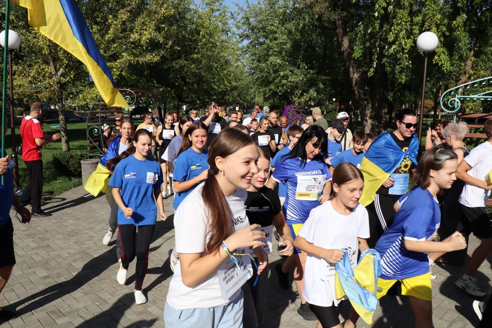 Нікопольці теж взяли участь: у Покрові сьогодні відбувся патріотичний забіг "Шаную воїнів, біжу за Героїв України"