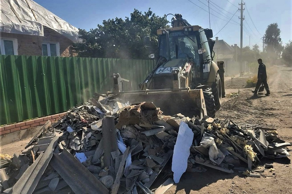 У Нікополі усувають наслідки буревію і обстрілів, з усіх сил намагаючись зробити затишним обстріляне місто (фото)