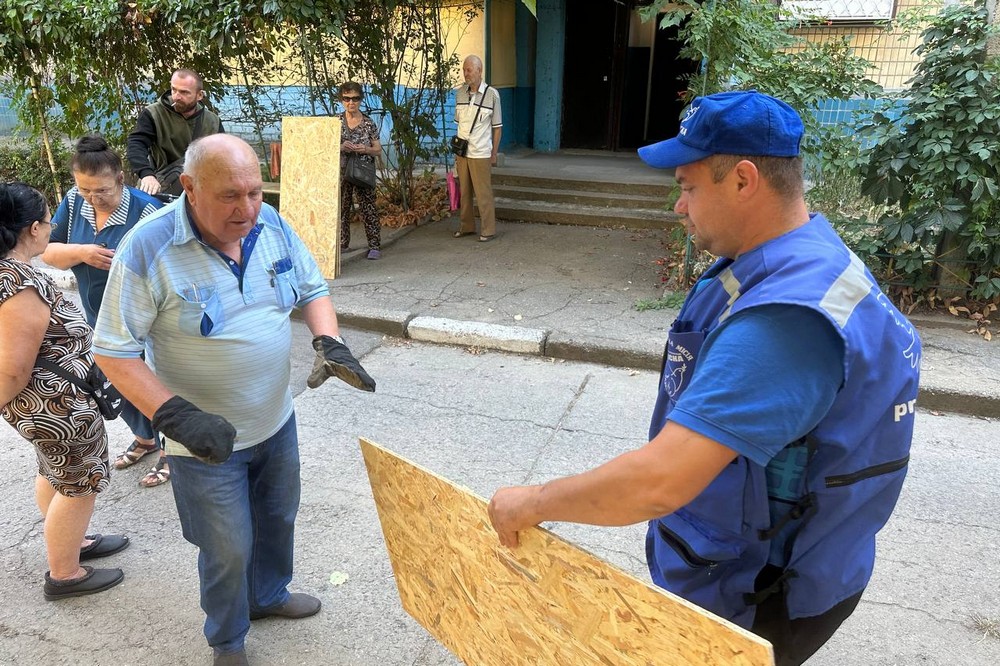 У Нікополі усувають наслідки буревію і обстрілів, з усіх сил намагаючись зробити затишним обстріляне місто (фото)