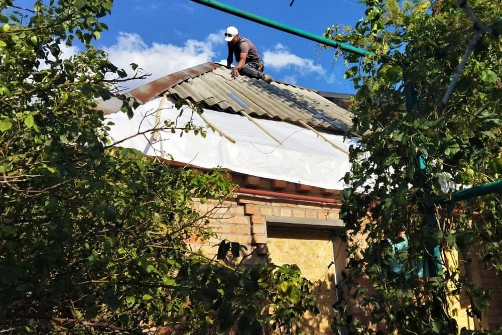У Нікополі усувають наслідки буревію і обстрілів, з усіх сил намагаючись зробити затишним обстріляне місто (фото)