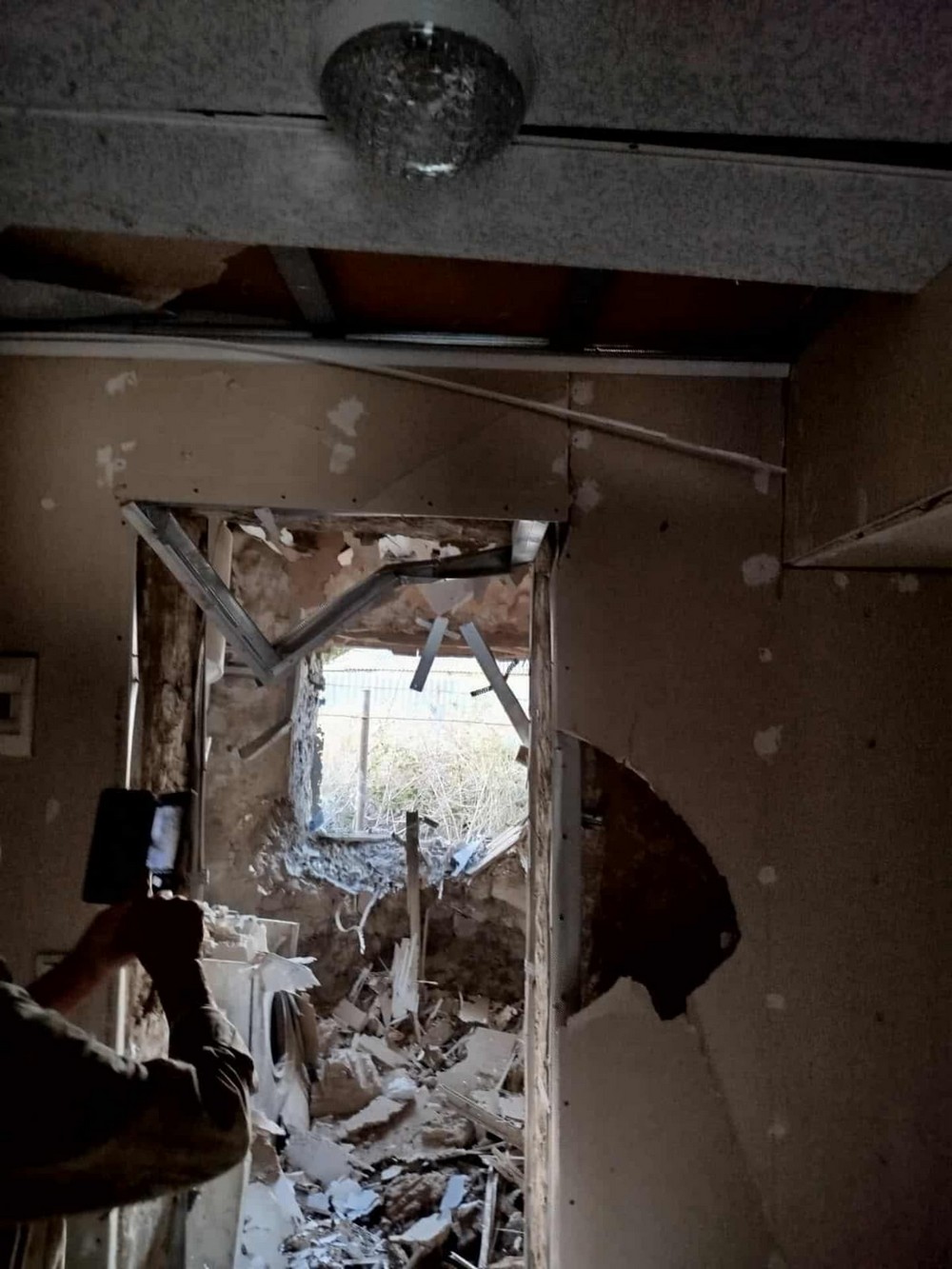 На Нікопольщині в будинок влучило одразу 5 дронів. Родина вклала у нього все своє життя - потрібна допомога (фото)