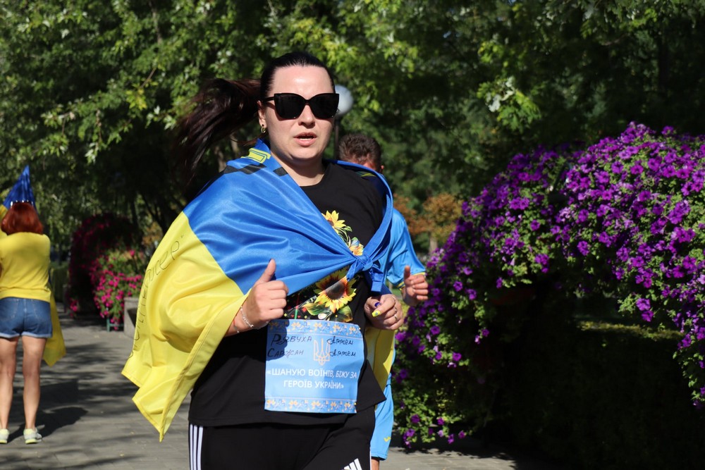Нікопольці теж взяли участь: у Покрові сьогодні відбувся патріотичний забіг "Шаную воїнів, біжу за Героїв України"