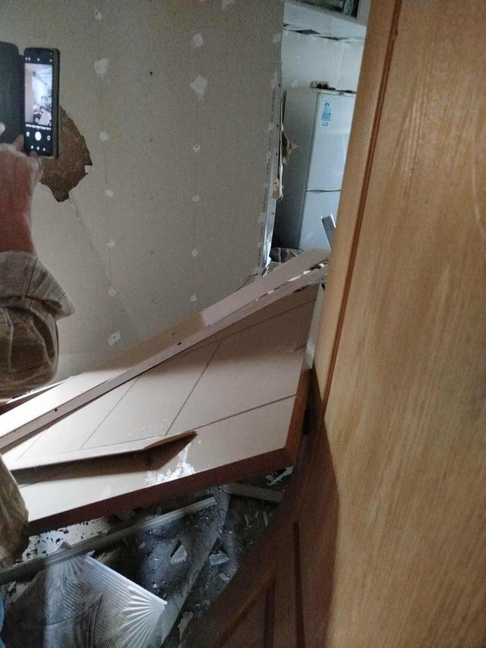 На Нікопольщині в будинок влучило одразу 5 дронів. Родина вклала у нього все своє життя - потрібна допомога (фото)
