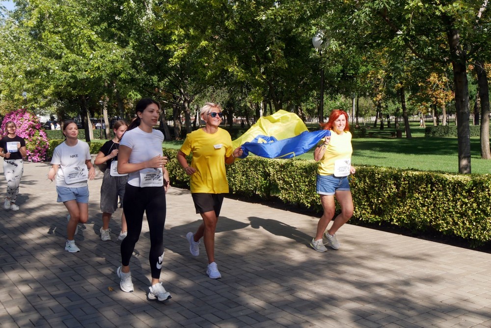 Нікопольці теж взяли участь: у Покрові сьогодні відбувся патріотичний забіг "Шаную воїнів, біжу за Героїв України"