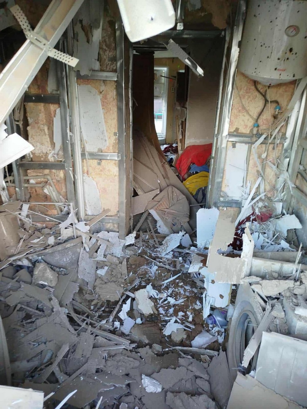На Нікопольщині в будинок влучило одразу 5 дронів. Родина вклала у нього все своє життя - потрібна допомога (фото)