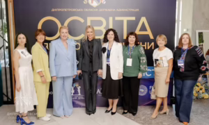 Відзначення двох педагогів з Нікопольщини, новий предмет, укриття, мобільні дитсадки: про що говорили на обласному освітньому форумі