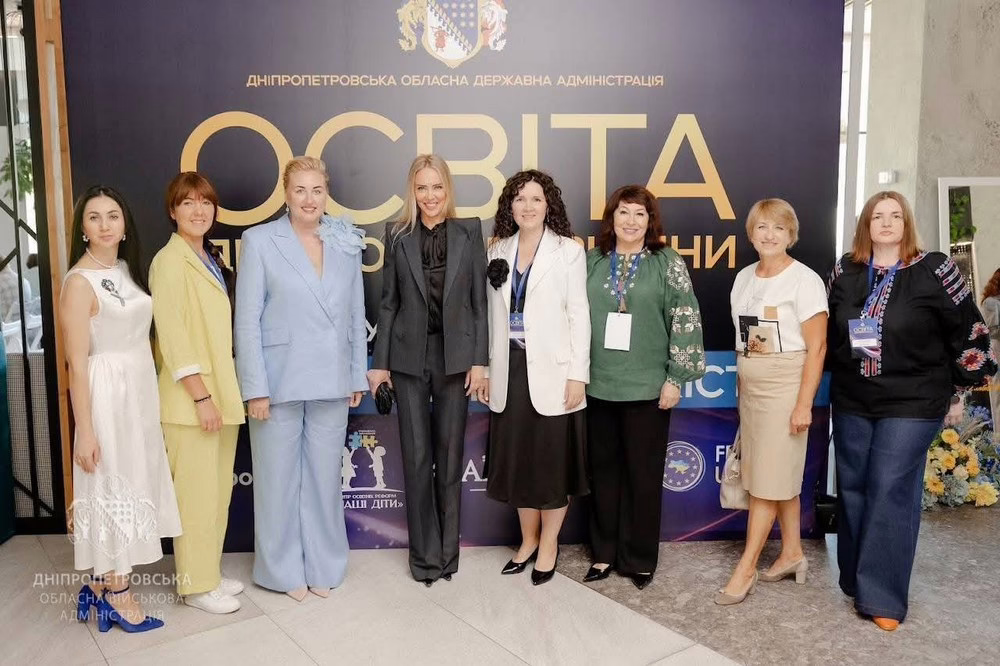Відзначення двох педагогів з Нікопольщини, новий предмет, укриття, мобільні дитсадки: про що говорили на обласному освітньому форумі