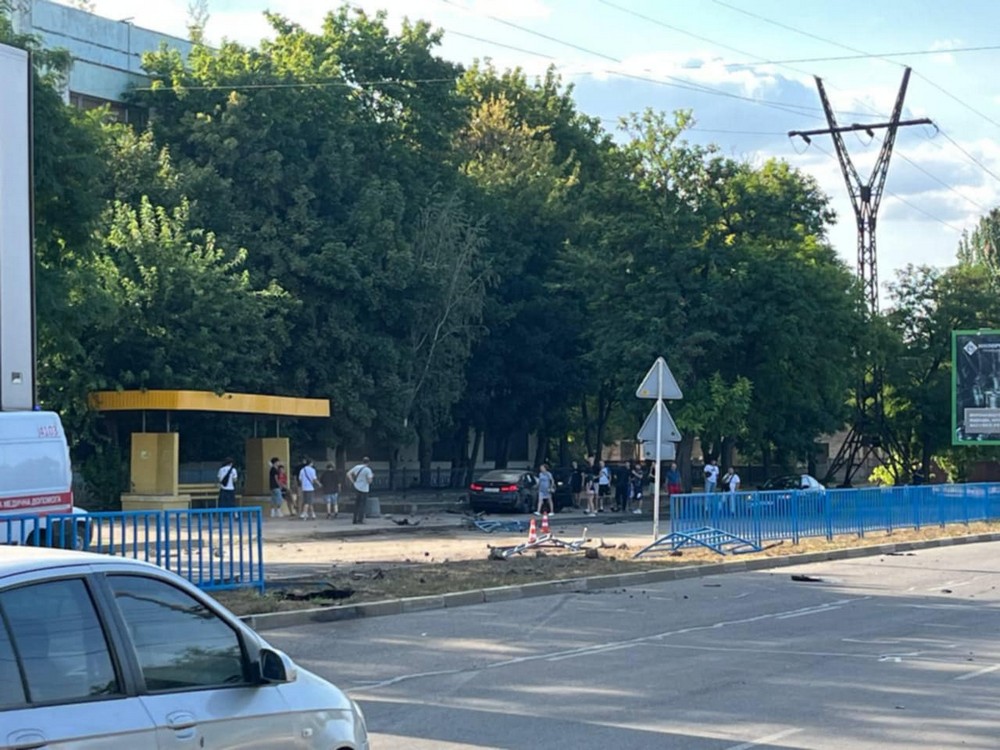 Летів, як шалений: фото і відео наслідків резонансної ДТП у Нікополі на Електрометалургів