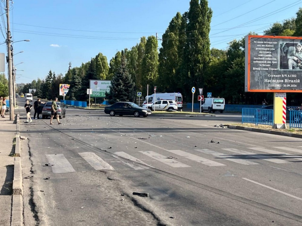 Летів, як шалений: фото і відео наслідків резонансної ДТП у Нікополі на Електрометалургів