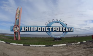 Життя в постійній небезпеці: що буде з Дніпропетровщиною, якщо фронт зупиниться на її кордонах - прогноз Миколи Лукашука Очільник обласної ради Микола Лукашук дав прогноз, що буде з Дніпропетровщиною, якщо фронт зупиниться на її кордонах. Повідомляє Nikopolnews. Світ чекає на закінчення війни. Рано чи пізно станеться її заморозка. За словами Миколи Лукашуука, по якій лінії – визначить час і стійкість наших Сил Оборони та міжнародна підтримка. Якщо фронт зупиняється на кордонах Дніпропетровської області. Під російською окупацією залишаються частково Донецька й Луганська області, а також частина Запорізької та Херсонської. «У будь-якому випадку наша область вже перетворюється на прифронтовий буфер – нову лінію безпеки України та Європи. Якою б не була заморозка: немає повноцінного договору, окупація закріплюється де-факто, а військова напруга зберігається», говорить Микола Лукашук. Що буде з Дніпропетровщиною, якщо фронт зупиниться на її кордонах