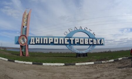 Життя в постійній небезпеці: що буде з Дніпропетровщиною, якщо фронт зупиниться на її кордонах - прогноз Миколи Лукашука Очільник обласної ради Микола Лукашук дав прогноз, що буде з Дніпропетровщиною, якщо фронт зупиниться на її кордонах. Повідомляє Nikopolnews. Світ чекає на закінчення війни. Рано чи пізно станеться її заморозка. За словами Миколи Лукашуука, по якій лінії – визначить час і стійкість наших Сил Оборони та міжнародна підтримка. Якщо фронт зупиняється на кордонах Дніпропетровської області. Під російською окупацією залишаються частково Донецька й Луганська області, а також частина Запорізької та Херсонської. «У будь-якому випадку наша область вже перетворюється на прифронтовий буфер – нову лінію безпеки України та Європи. Якою б не була заморозка: немає повноцінного договору, окупація закріплюється де-факто, а військова напруга зберігається», говорить Микола Лукашук. Що буде з Дніпропетровщиною, якщо фронт зупиниться на її кордонах