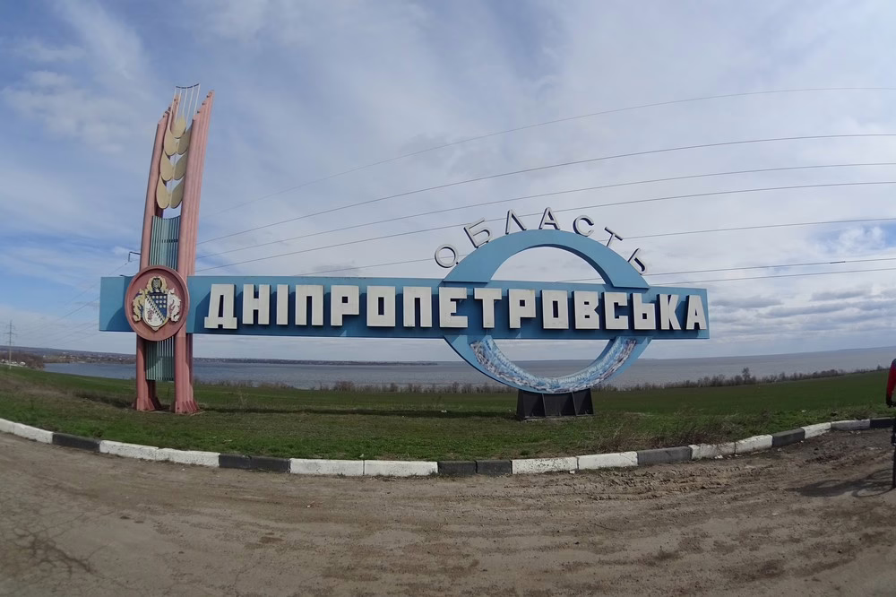 Життя в постійній небезпеці: що буде з Дніпропетровщиною, якщо фронт зупиниться на її кордонах - прогноз Миколи Лукашука Очільник обласної ради Микола Лукашук дав прогноз, що буде з Дніпропетровщиною, якщо фронт зупиниться на її кордонах. Повідомляє Nikopolnews. Світ чекає на закінчення війни. Рано чи пізно станеться її заморозка. За словами Миколи Лукашуука, по якій лінії – визначить час і стійкість наших Сил Оборони та міжнародна підтримка. Якщо фронт зупиняється на кордонах Дніпропетровської області. Під російською окупацією залишаються частково Донецька й Луганська області, а також частина Запорізької та Херсонської. «У будь-якому випадку наша область вже перетворюється на прифронтовий буфер – нову лінію безпеки України та Європи. Якою б не була заморозка: немає повноцінного договору, окупація закріплюється де-факто, а військова напруга зберігається», говорить Микола Лукашук. Що буде з Дніпропетровщиною, якщо фронт зупиниться на її кордонах