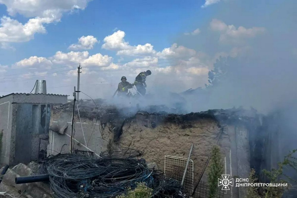  Через атаку ворожого дрону на Нікопольщині сталася пожежа в приватному будинку 11 серпня