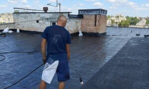 Як  у Нікополі під обстрілами відновлюють пошкоджене житло 5
