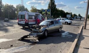 Летів, як шалений: фото і відео наслідків резонансної ДТП у Нікополі на Електрометалургів