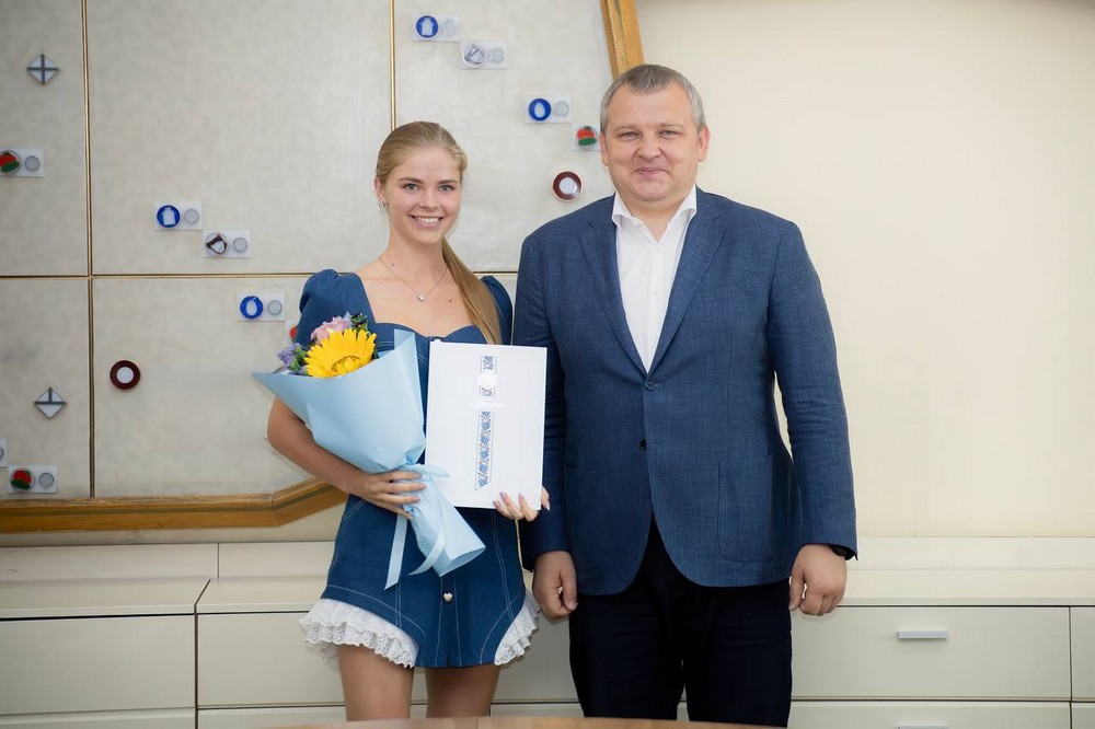 Молодь з прифронтових громад Дніпропетровщини отримала відзнаки від очільника облради (фото)