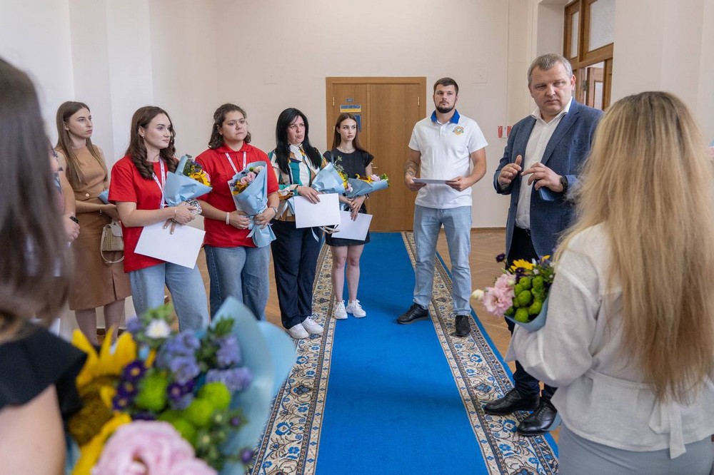 Молодь з прифронтових громад Дніпропетровщини отримала відзнаки від очільника облради (фото) 10