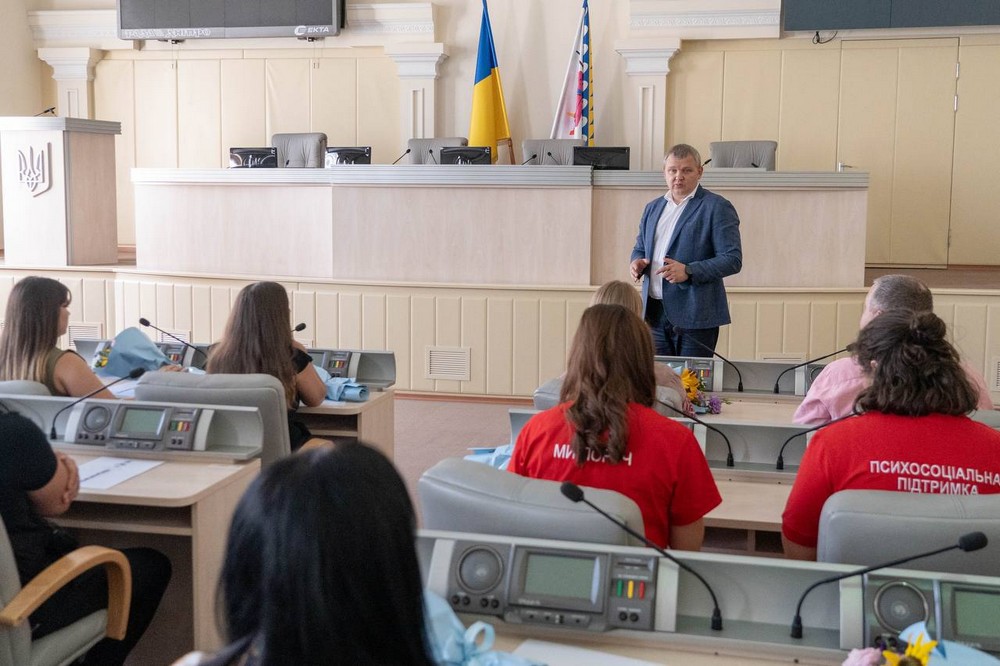 Молодь з прифронтових громад Дніпропетровщини отримала відзнаки від очільника облради (фото) 6