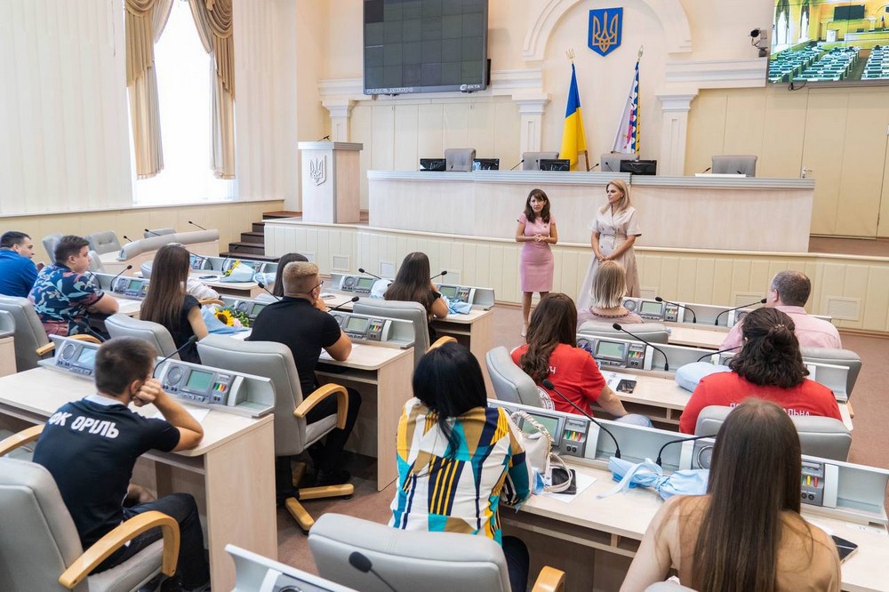 Молодь з прифронтових громад Дніпропетровщини отримала відзнаки від очільника облради (фото) 8