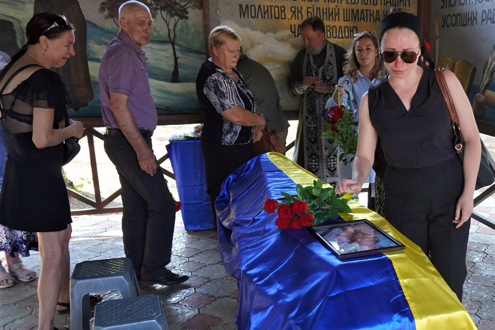 Нікополь сьогодні провів в останню путь полеглого Захисника (фото) 8