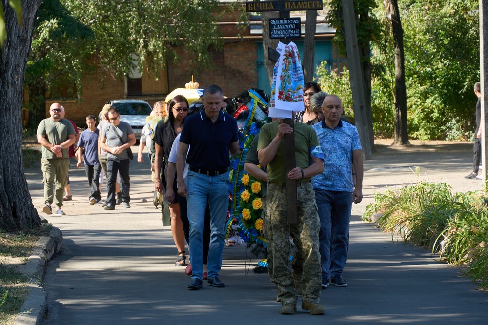 Нікополь сьогодні провів в останню путь полеглого Захисника (фото) 10