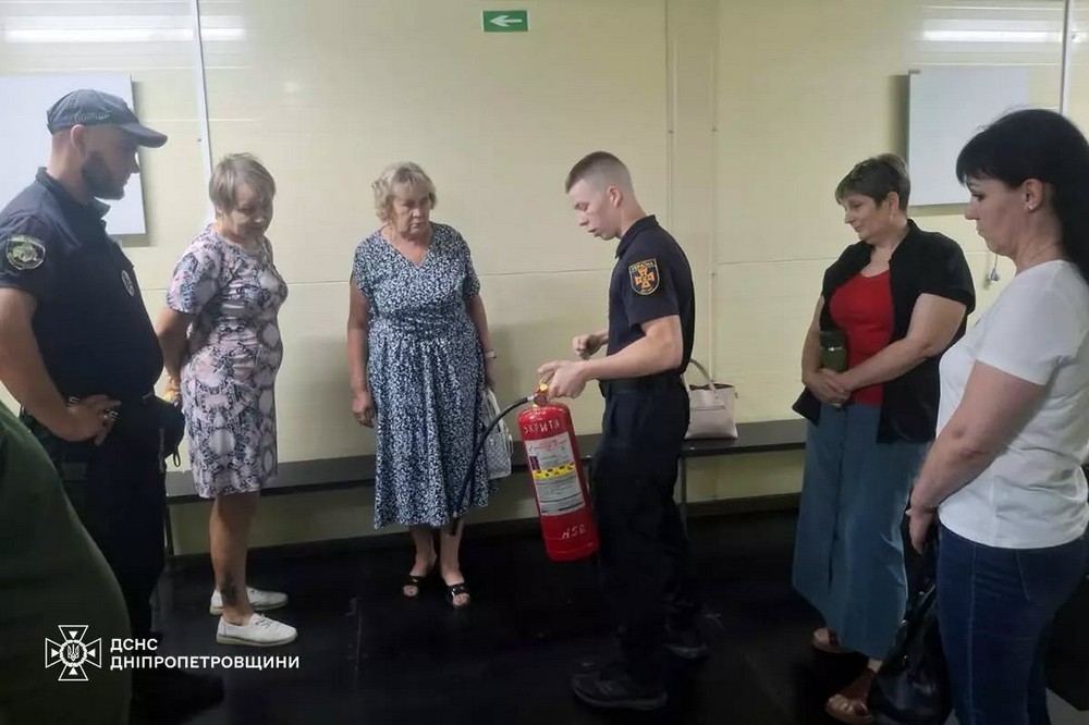  Офіцер ДСНС провів бесіду з освітянами Нікопольщини перед початком нового навчального року