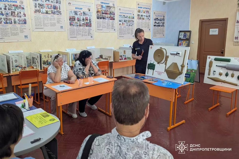  Освітянам Нікополя нагадали порядок дій при виявленні вибухонебезпечних предметів (фото)