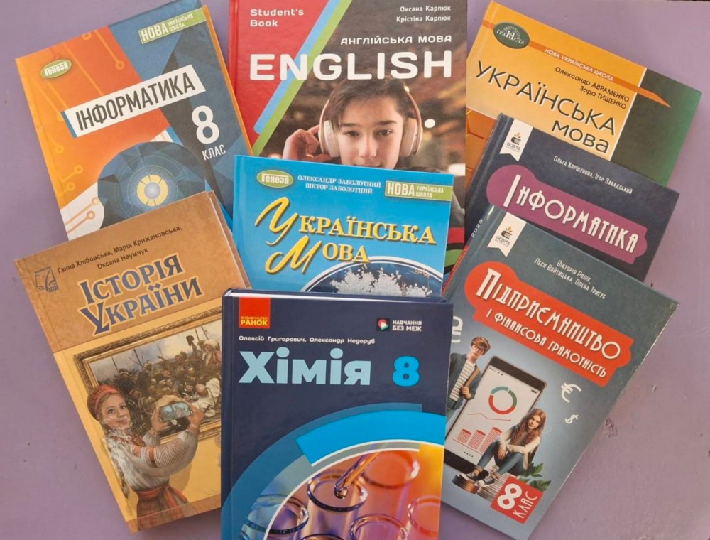 Освітяни Нікополя отримали понад 4500 підручників для 8 класу за програмою НУШ