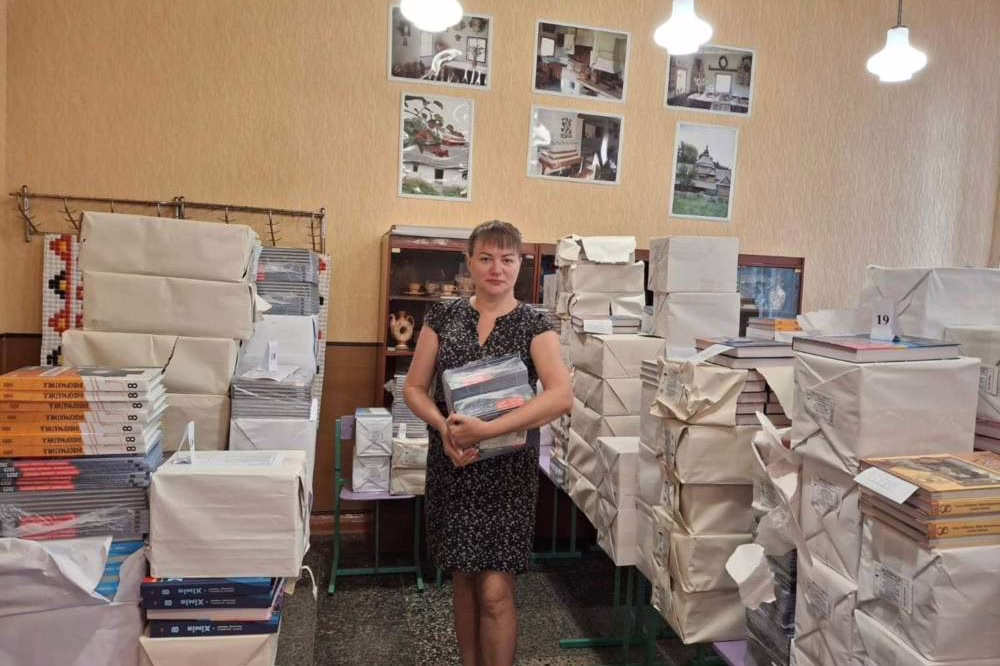 Освітяни Нікополя отримали понад 4500 підручників для 8 класу за програмою НУШ 3