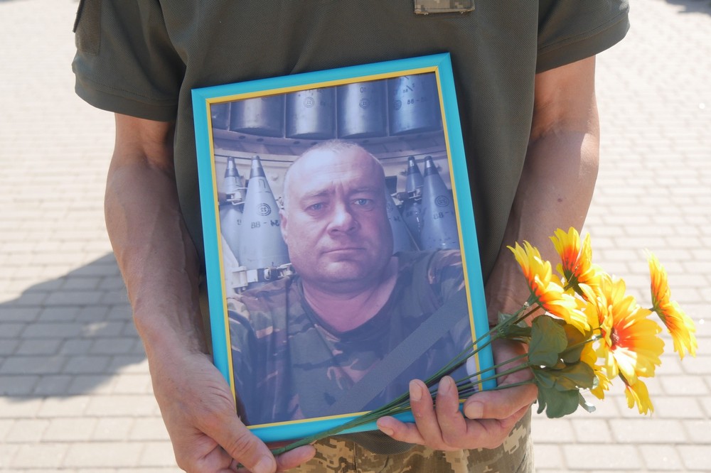 Покров сьогодні провів в останню путь полеглого Захисника (фото)