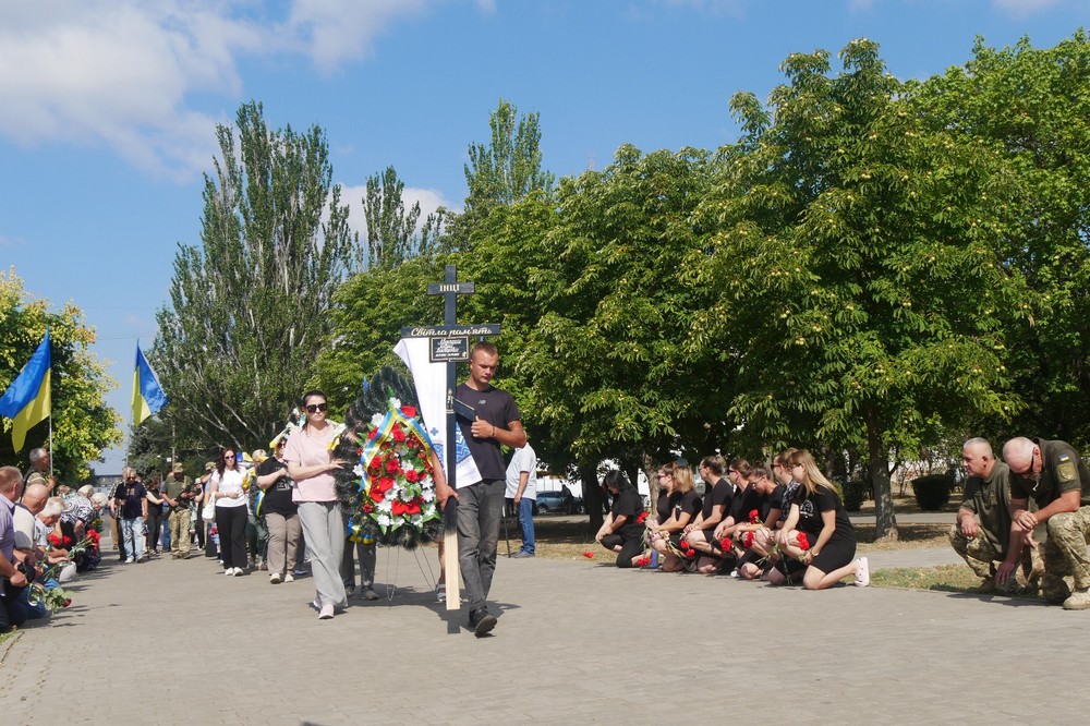 Покров сьогодні провів в останню путь полеглого Захисника (фото) 2