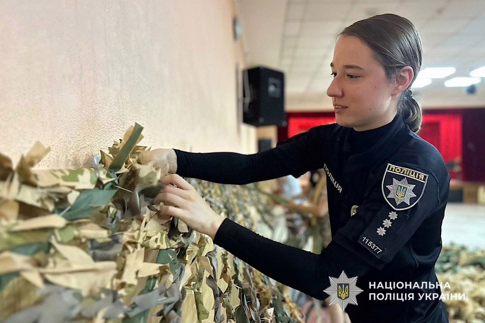 Поліцейські Нікопольщини долучилися до плетіння маскувальних сіток (фото) 2