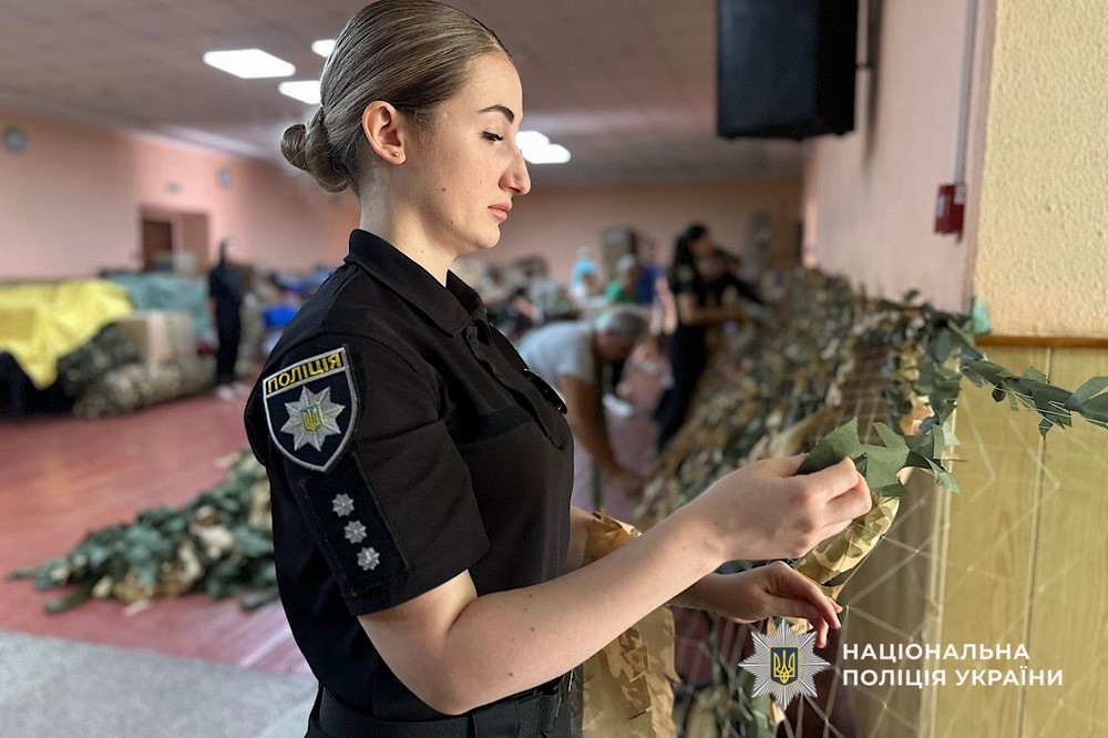 Поліцейські Нікопольщини долучилися до плетіння маскувальних сіток (фото) 4