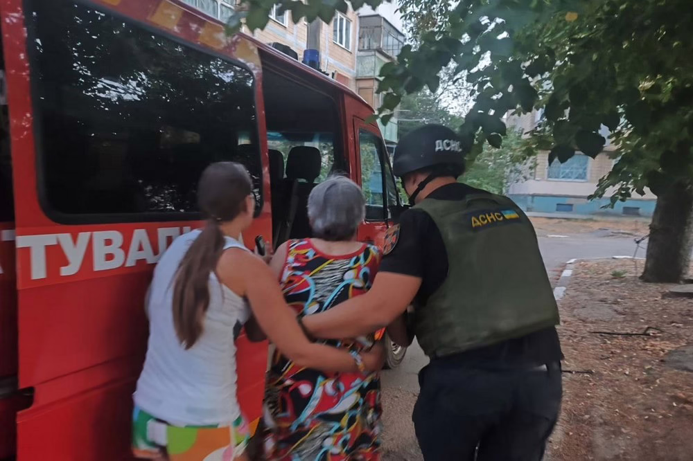У Нікополі армія РФ вбила 71 річну жінку та ще одну травмувала 2