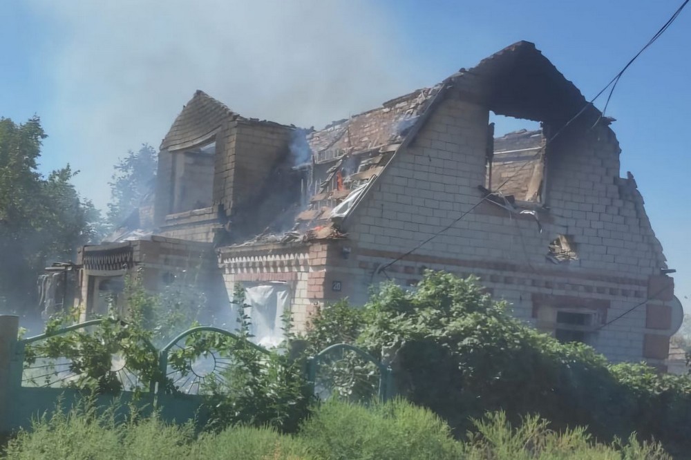 У Нікополі сьогодні двоє постраждалих, пошкоджені будинки, підприємство і авт 10