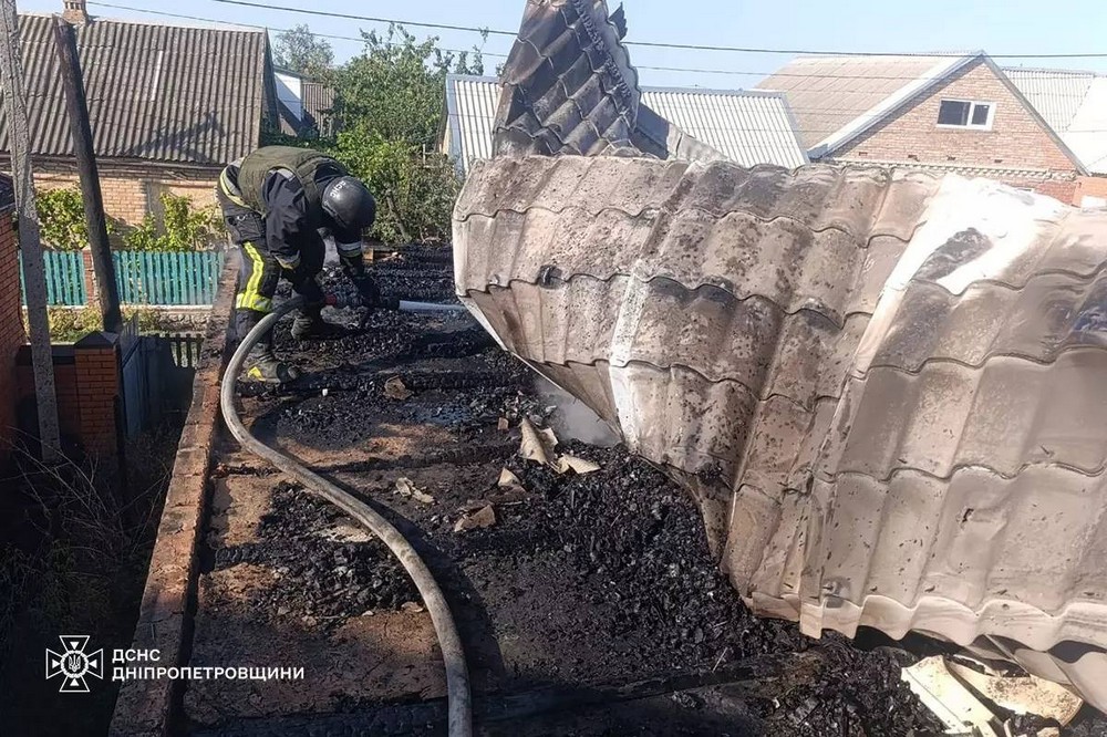 У Нікополі ворожий дрон спричинив пожежу у приватному будинку 8 серпня