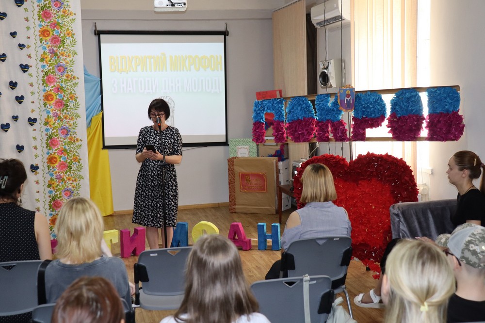 У бібліотеці Покрова провели поетичний мікрофон (фото)