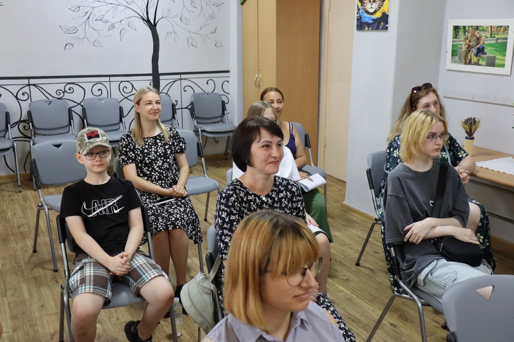 У бібліотеці Покрова провели поетичний мікрофон (фото) 5