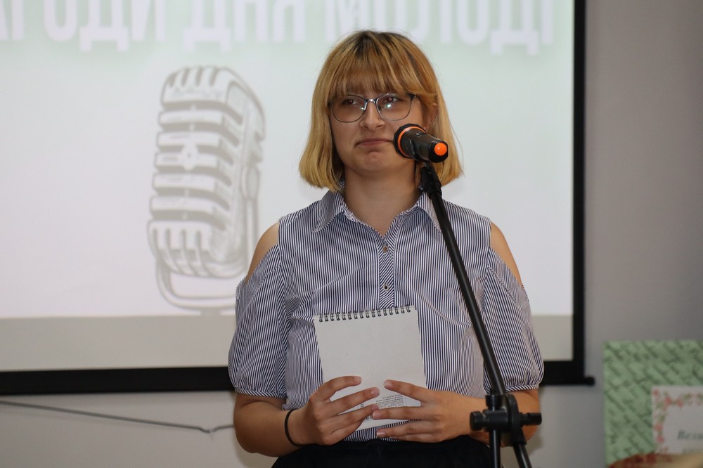 У бібліотеці Покрова провели поетичний мікрофон (фото) 9