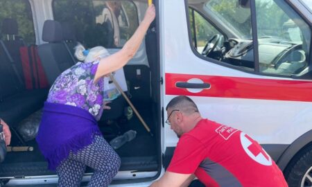 Волонтери Нікополя евакуювали літню жінку з Острова у Херсоні (фото) 27  Волонтери Нікополя евакуювали літню жінку з Острова у Херсоні (фото) 2