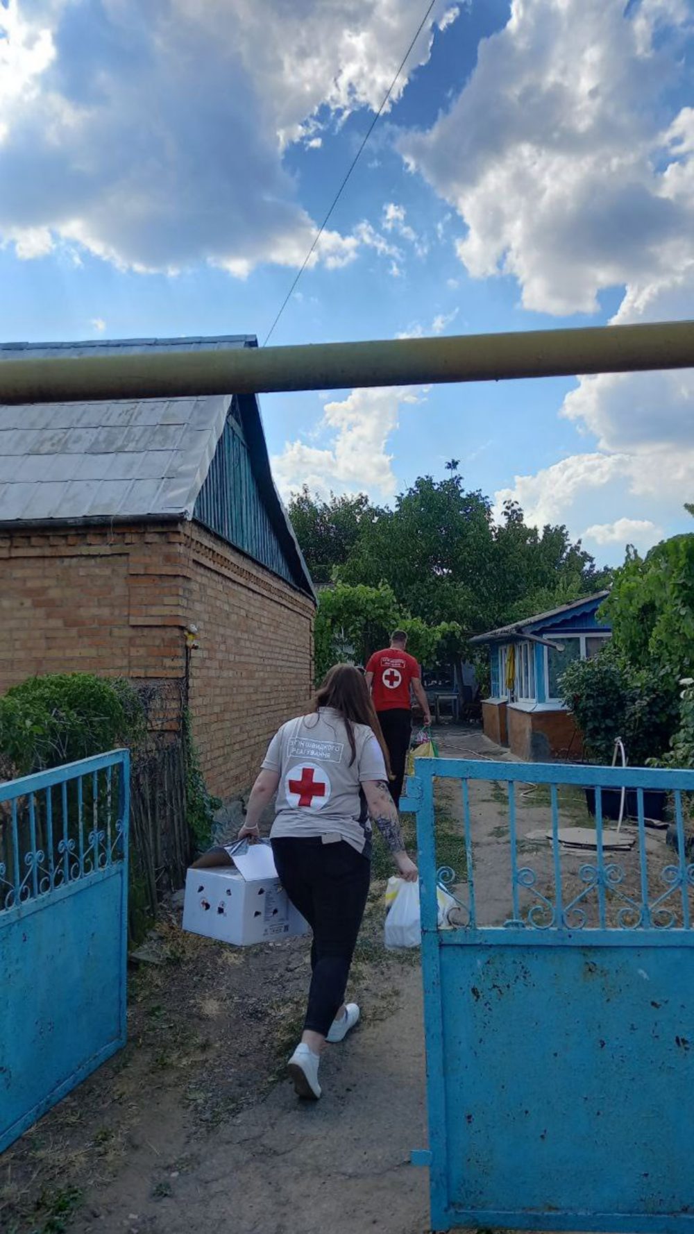  Волонтери Нікополя евакуювали літню жінку з Острова у Херсоні (фото) 3