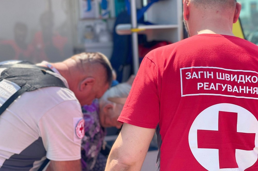  Волонтери Нікополя евакуювали літню жінку з Острова у Херсоні (фото) 6
