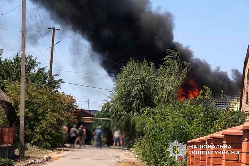 Ворог вдарив дроном по автівках у Нікополі