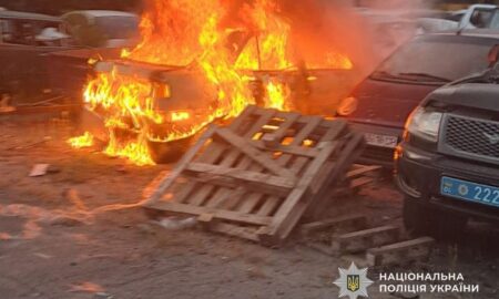 Ворог вдарив дроном по автівках у Нікополі 2