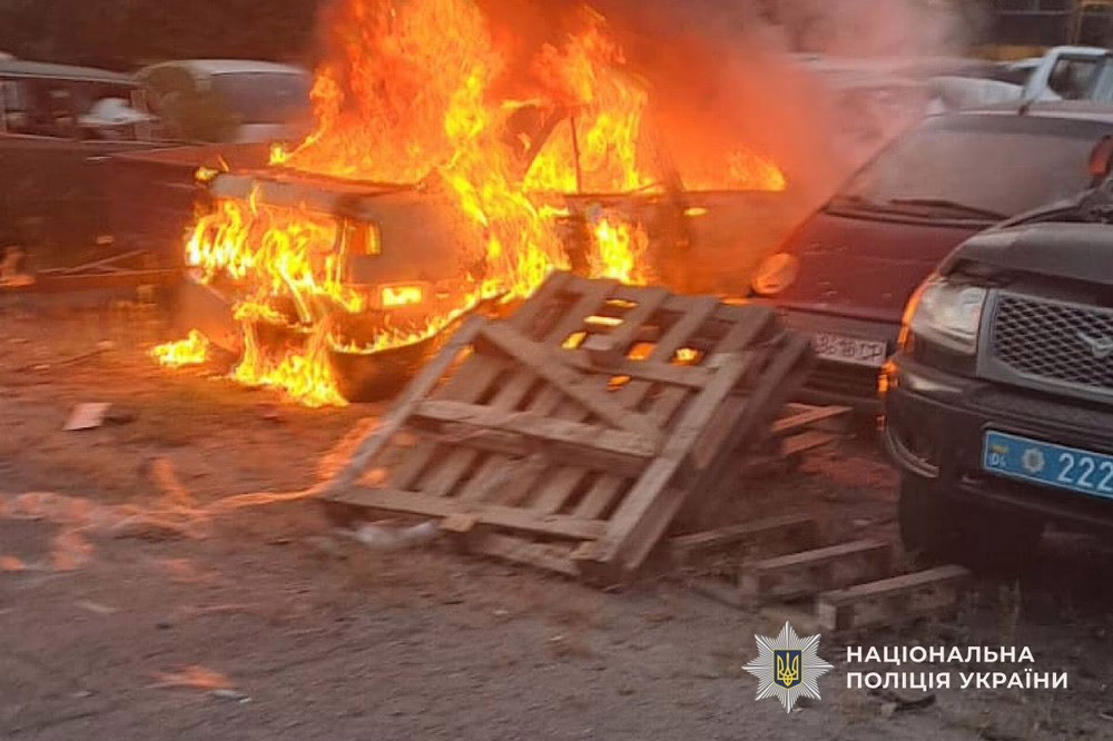 Ворог вдарив дроном по автівках у Нікополі 2