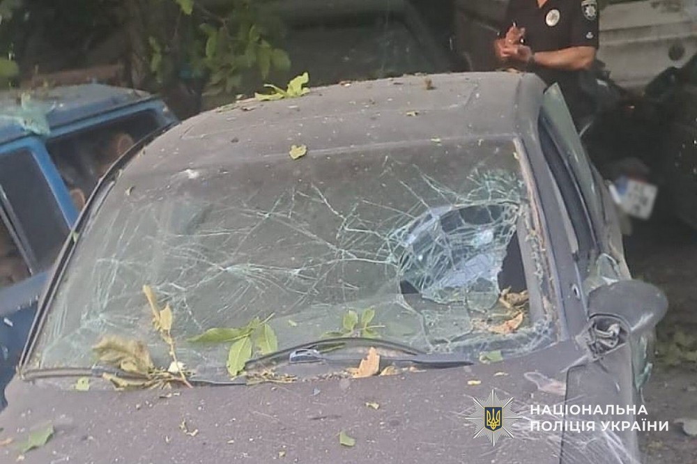 Ворог вдарив дроном по автівках у Нікополі 4