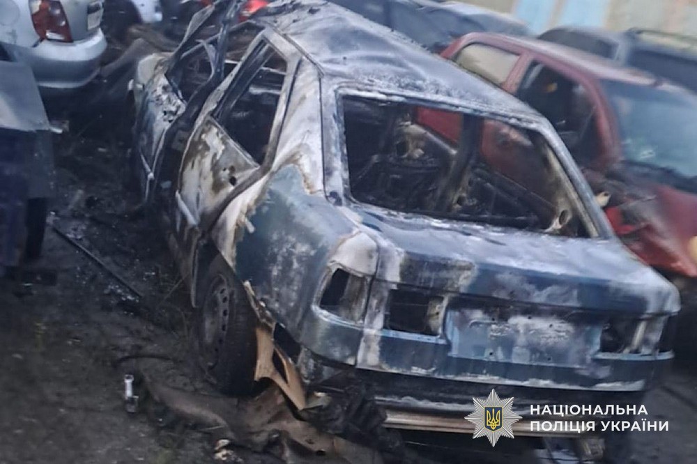 Ворог вдарив дроном по автівках у Нікополі 6